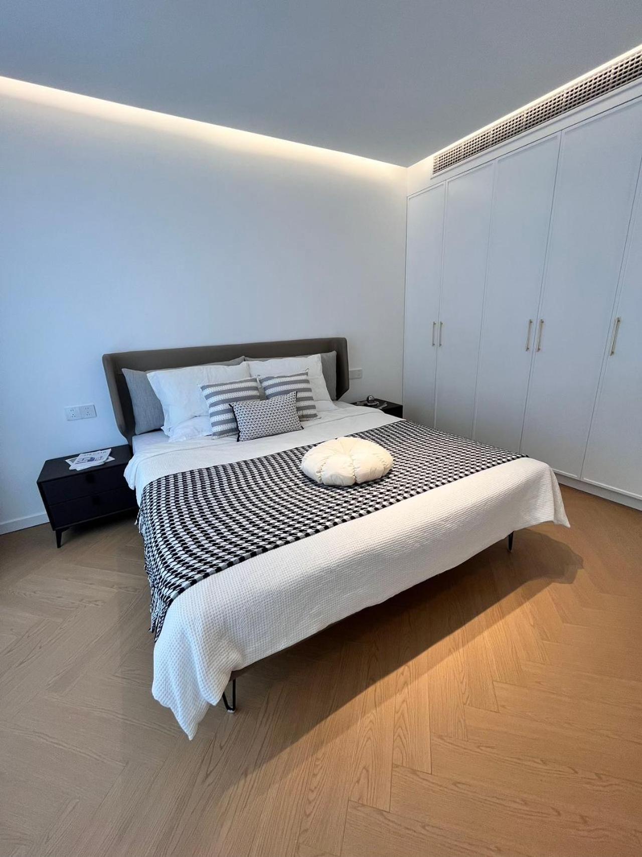 Apartment Eastern Hub - Bund Branch Enjoy The Beautiful Scenery Of The Bund At The People's Square Of The New French Window, The Big Flat Floor Is Close To Huaihai Road, Xintiandi